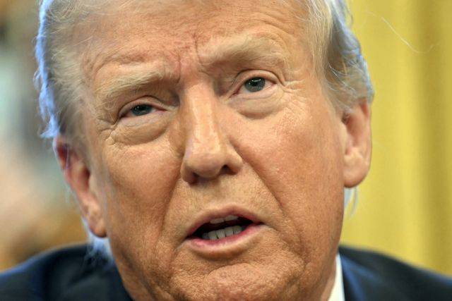 도널드 트럼프 미국 대통령이 백악관 집무실에서 행정명령에 서명한 후 기자들에게 얘기하고 있다. AP뉴시스