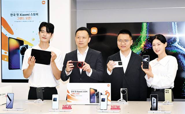 앤드류 리(왼쪽 세 번째) 샤오미 동아시아 총괄과 조니 우(왼쪽 두 번째) 샤오미코리아 사장이 25일 서울 여의도 IFC몰에서 정식 오픈할 예정인 국내 첫 오프라인 매장에서 샤오미 제품을 소개하고 있다. 최현규 기자