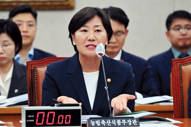 이재명 대통령이 유임을 결정한 송미령 농림축산식품부 장관이 25일 국회 농림축산식품해양수산위원회 전체회의에서 발언하고 있다. 송 장관은 윤석열정부 때 양곡관리법 개정안 등 농업 4법을 ‘농망법’(농업을 망치는 법)이라고 표현한 것에 대해 사과했다. 이병주 기자