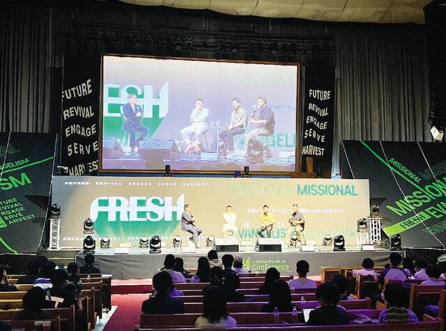 2024 프레시 콘퍼런스 특별강연 패널들이 지난해 7월 경기도 안양 새중앙교회에서 토론을 이어가고 있다.  국민일보DB