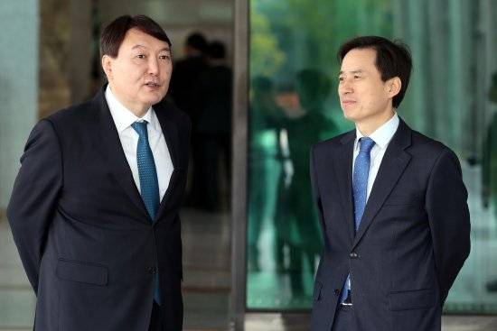 2017년 국회 법제사법위원회의 서울고검·서울중앙지검 국정감사를 앞두고 당시 조은석 서울고검장(현 내란 특별검사)과 윤석열 서울중앙지검장(전 대통령)이 의원들을 기다리며 이야기를 나누고 있다. 뉴시스