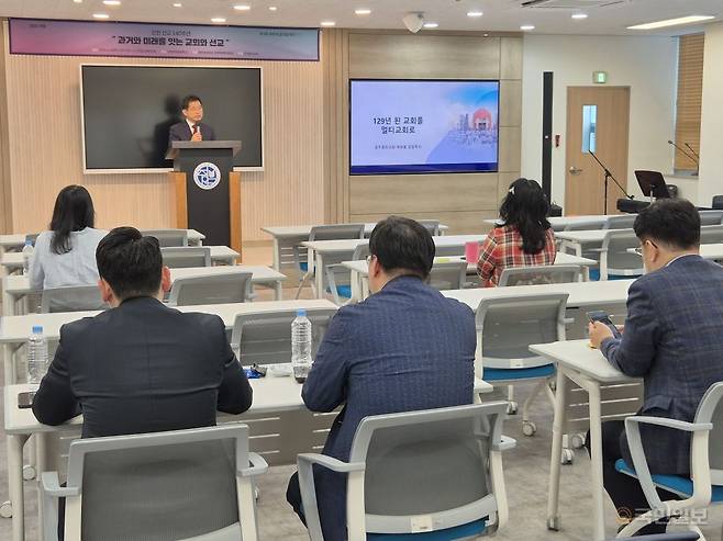 배창효 공주 꿈의교회 목사가 26일 인천 주안대학원대학교에서 129년 전통의 교회를 멀티교회로 전환한 경험을 소개하고 있다.