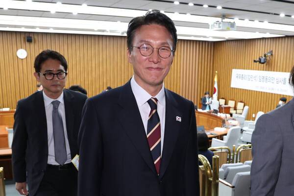 김민석 국무총리 후보자가 25일 서울 국회에서 열린 인사청문회가 자료 제출 등을 둘러싼 여야 대립으로 파행이 지속되자 후보자석을 잠시 떠나고 있다. 연합뉴스