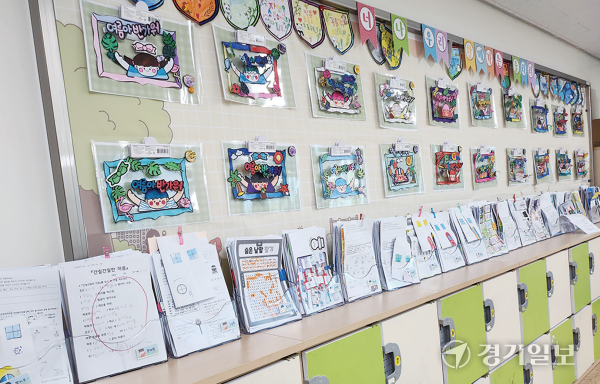 2학년2반 교실 뒤에 학생별 학습활동지 등이 정리돼 있다. 박화선기자