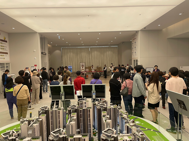 지난 5월 9일 열린 힐스테이트 메디알레 견본주택에 시민들이 방문해 둘러보고 있다. 현대건설