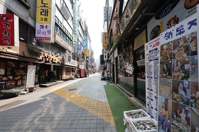 서울 종로 종각역 젊음의 거리 일대의 자영업 상권이 손님의 발길이 끊긴 채로 한산하다. [한주형 기자]