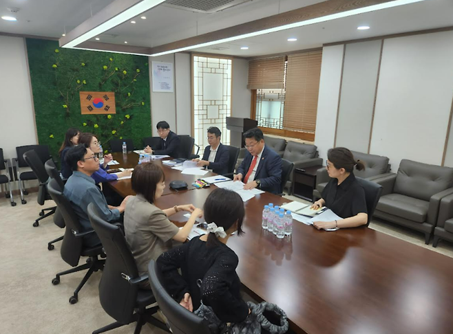 주형환 저출산고령사회위원회 부위원장(오른쪽 줄 오른쪽서 두번째)이 25일 정부 서울청사에서 열린 ‘지자체 결혼 만남 프로그램 정책간담회’에서 지자체 담당 공무원들과 의견을 나누고 있다. [사진 = 저출산고령사회위원회]