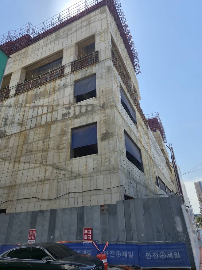 시행사 자금난으로 공사가 중단된 전북 익산시 중앙동 ‘유은센텀시티’ 아파트 건설현장. [박재영 기자]