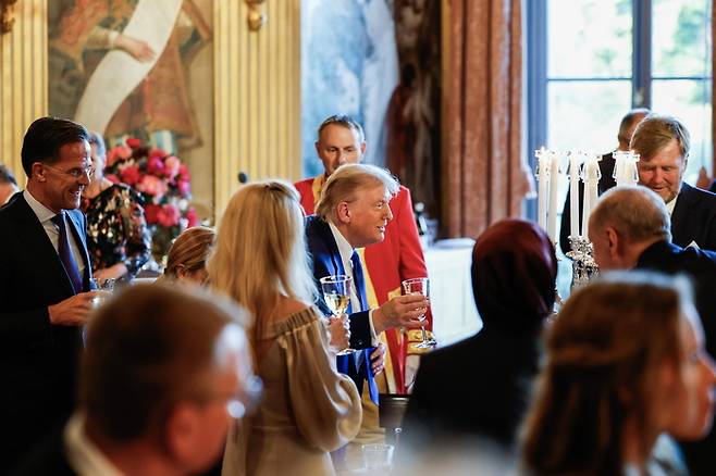 지난 24일(현지시간) 네덜란드 헤이그에서 열린 나토 정상회의 환영 만찬 행사에서 환대받고 있는 트럼프 대통령. <사진=EPA 연합뉴스>