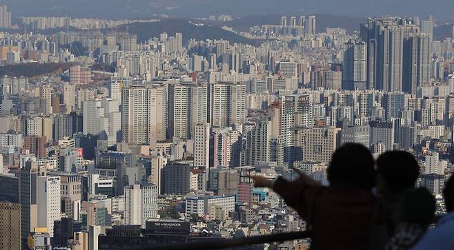 남산에서 바라본 서울 아파트 전경. [이승환 기자]