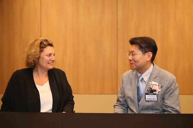 알레산드라 콜레키아 국제협력개발기구(OECD) 과학기술혁신국(DSTI) 과학기술정책 헤드(왼쪽)와 퀀텀코리아 2025 조직위원장 김태현 서울대 컴퓨터공학과 교수가 양자기술 공급망 관련 대담을 나누고 있다. [과학기술정보통신부]