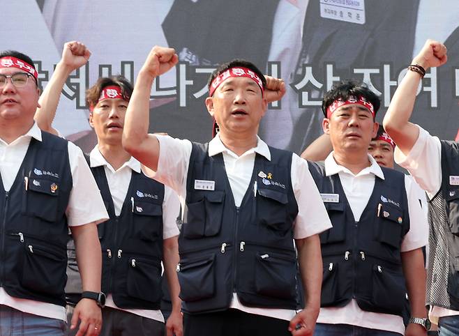 26일 오후 현대자동차 울산공장에서 열린 노조의 올해 임단협 투쟁 출정식에서 문용문 지부장(가운데)이 투쟁가를 부르고 있다. [사진 = 연합뉴스]