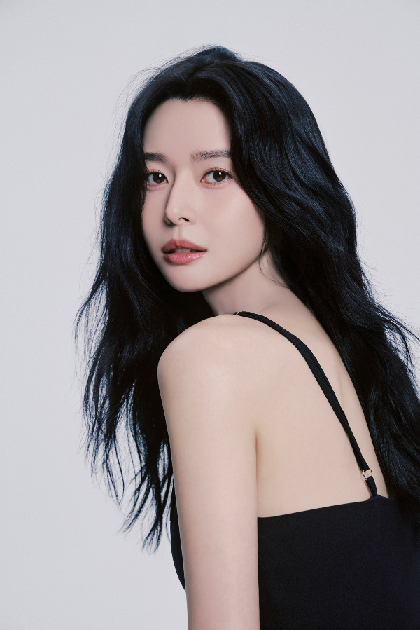 배우 권나라가 써브라임과 전속계약을 체결하며 한식구가 됐다.