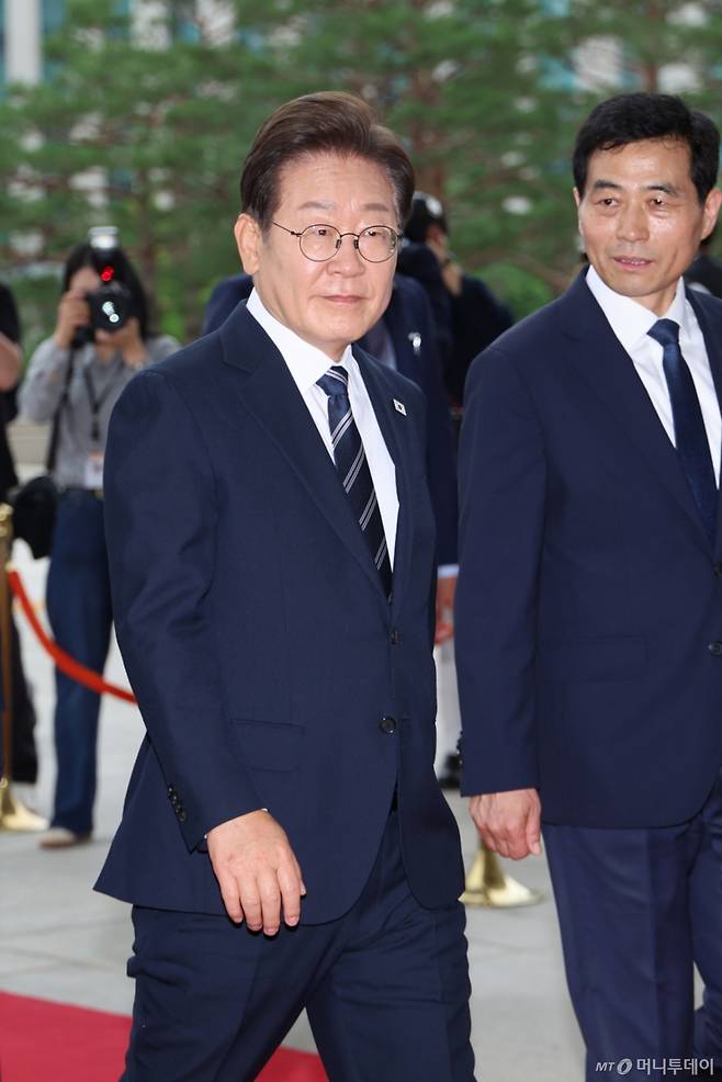 (서울=뉴스1) 국회사진기자단 = 이재명 대통령이 첫 국회 시정연설을 하기 위해 26일 서울 여의도 국회에 도착하고 있다. 2025.6.26/뉴스1  Copyright (C) 뉴스1. All rights reserved. 무단 전재 및 재배포,  AI학습 이용 금지. /사진=(서울=뉴스1) 국회사진기자단