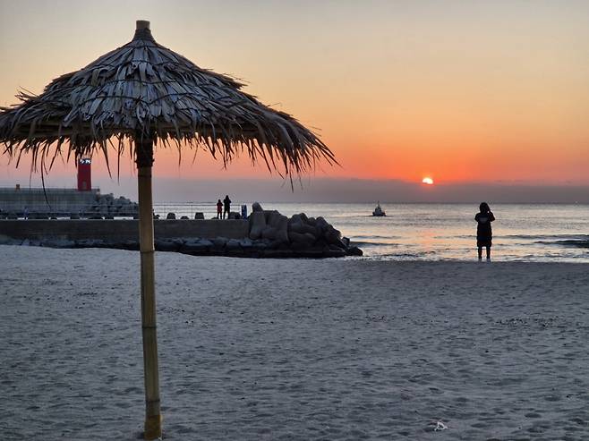 '서핑 성지' 강원 양양군 현남면 인구해변 앞으로 붉은 해가 떠오르고 있다./사진제공=뉴스1