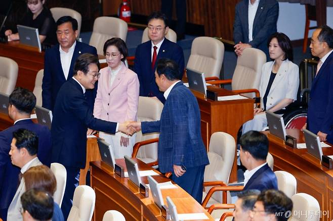 [서울=뉴시스] 국회사진기자단 = 이재명 대통령이 26일 오전 서울 여의도 국회에서 열린 제426회국회(임시회) 제2차 본회의에서 2025년도 제2회 추가경정예산안에 대한 정부의 시정연설을 마친 뒤 국민의힘 의원들과 인사하고 있다. 2025.06.26. photo@newsis.com /사진=