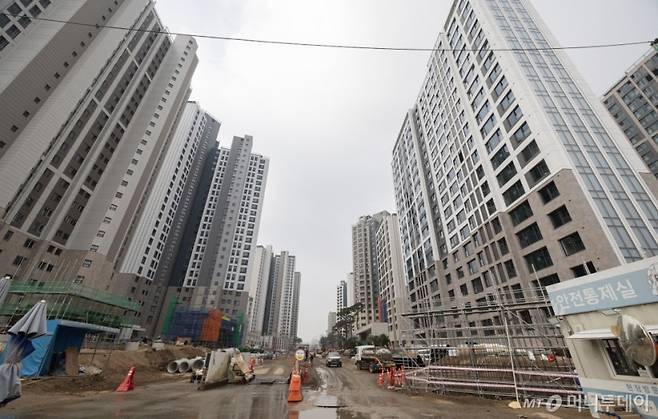 지난해 11월 21일 서울 성북구의 한 재개발 공사 현장에서 근로자들이 업무를 보고 있다. 사진은 기사외 직접적인 상관이 없음. /사진=뉴스1