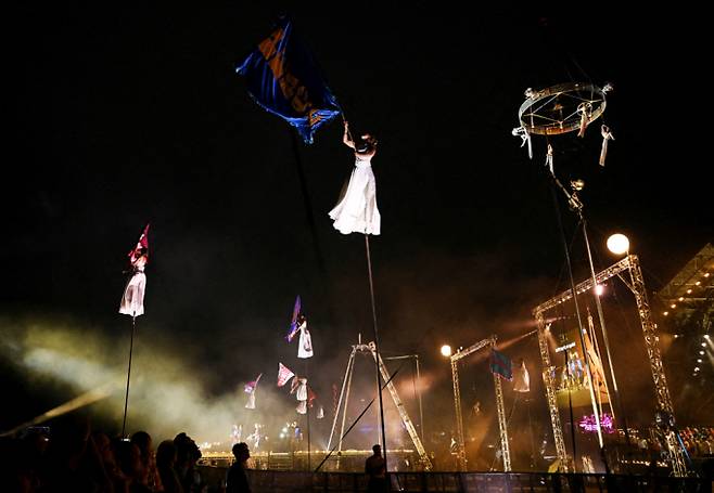 영국에서 전세계 음악인들의 축제 '글래스톤 베리 페스티벌'이 개최됐다. 사진은 지난 25일(현지시각) 곡예사들이 영국 서머셋 주 워디 팜에서 열린 글래스톤베리 페스티벌에서 공연을 선보이는 모습.  /사진=로이터