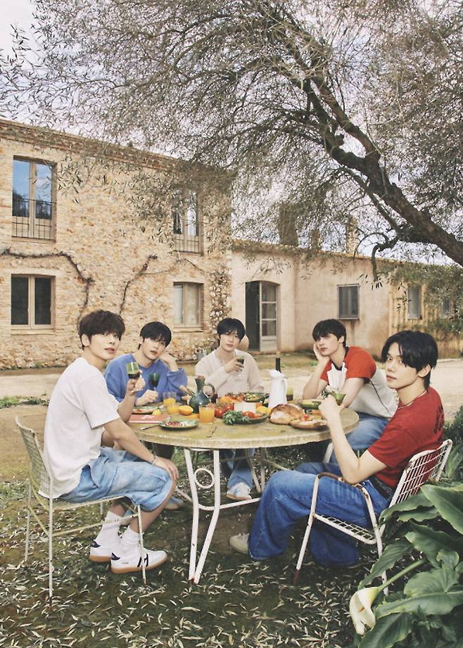 그룹 투모로우바이투게더가 다음달 21일  '별의 장: 투게더' 정규앨범을 발매를 하고 컴백한다. 사진은 그룹 투모로바이투게더 컨셉 이미지 모습. /사진=빅히트뮤직 제공