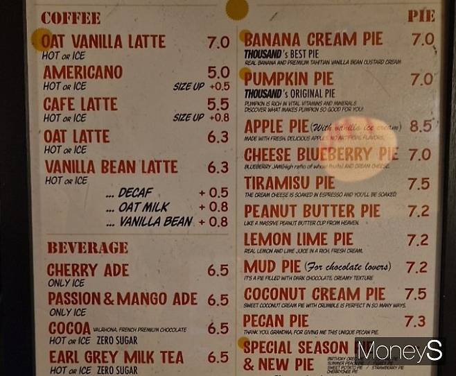 한글 메뉴판이 없는 카페가 늘고 있다. 영어 메뉴판을 사용하는 서울 신사동의 한 카페 사진. /사진=변한석 기자