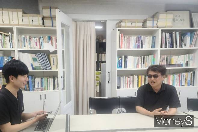 이건범 한글문화연대 대표는 모두가 알기 쉬운 우리말을 사용하는 걸 권장했다. 사진은 기자가 지난 23일 한글문화연대 사무실에서 이건범 대표와 인터뷰하는 모습. /사진=변한석 기자