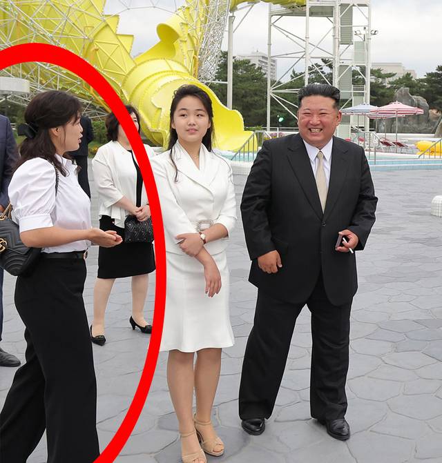 북한의 대형 해변 리조트 단지인 강원도 원산 갈마 해안관광지구가 준공된 가운데 김정은 국무위원장이 준공식에 참석하고 있다. 딸 김주애와 함께 그동안 모습을 보이지 않던 부인 리설주가 이날 현장에 참석했다. 조선중앙통신 연합뉴스