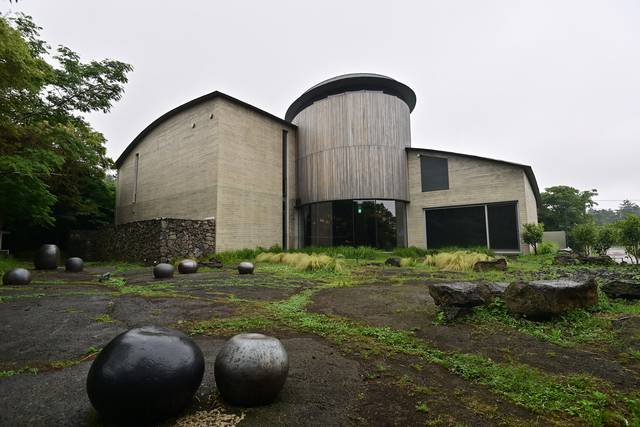 제주의 형상인 타원과 초가의 이미지가 겹쳐진 듯한 유동룡미술관.