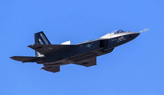 2023년 10월17일 경기도 성남 서울공항에서 열린 ‘서울 아덱스(ADEX) 2023’ 개막식에서 국산 4.5세대 전투기 KF-21 보라매가 상공을 비행하는 모습. 뉴시스 제공