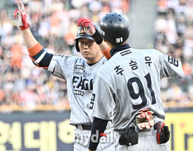 28일 오후 서울 잠실야구장에서 진행된 '2025 프로야구 KBO리그' LG트윈스와 한화이글스의 경기. 한화 하주석이 3회초 2사 2루서 1타점 적시타를 터뜨린 뒤 환호하고 있다./마이데일리