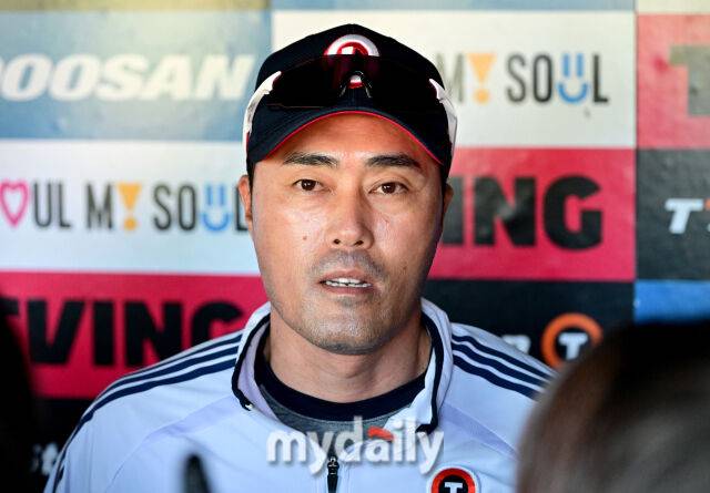 2025년 6월 4일 오후 서울 잠실구장에서 진행된 '2025 신한 SOL뱅크 KBO 리그' KIA 타이거즈와 두산 베어스의 경기. 두산 조성환 감독대행이 취재진의 질문에 답하고 있다./마이데일리