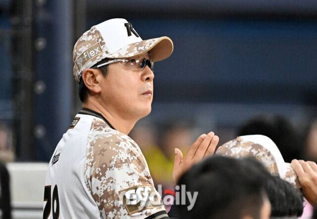 25일 오후 서울 고척동 고척스카이돔에서 진행된 '2025 프로야구 KBO리그' 키움히어로즈와 KIA타이거즈의 경기. 키움 홍원기 감독이 전광판을 바라보고 있다./고척=송일섭 기자 andlyu@mydaily.co.kr