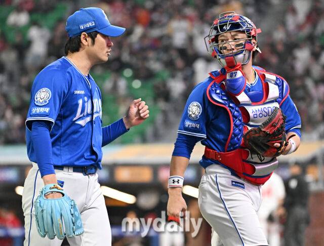 29일 오후 인천광역시 문학동 SSG랜더스필드에서 진행된 '2025 프로야구 KBO리그' SSG랜더스와 삼성라이온즈의 경기. 삼성 백정현과 강민호가 8회말을 무실점으로 막은 뒤 이야기를 나누고 있다./마이데일리