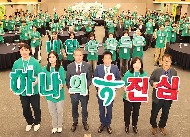 함영주 하나금융그룹 회장이 다음달 2일 연임 100일을 맞는다. 함영주(앞줄 오른쪽 세번째) 하나금융그룹 회장이 ‘하나 파워온 혁신기업 인턴십’ 출범식에서 기념촬영을 하고 있다. [하나금융그룹 제공]