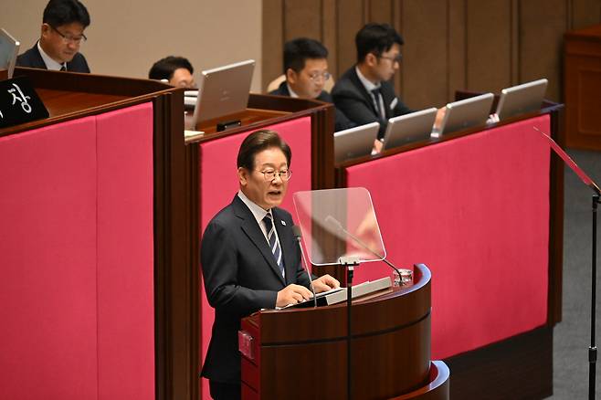 이재명 대통령이 26일 오전 서울 여의도 국회에서 열린 제426회 국회(임시회) 제2차 본회의에서 2025년도 제2회 추가경정예산안에 대한 정부의 시정연설을 하고 있다.  이상섭 기자