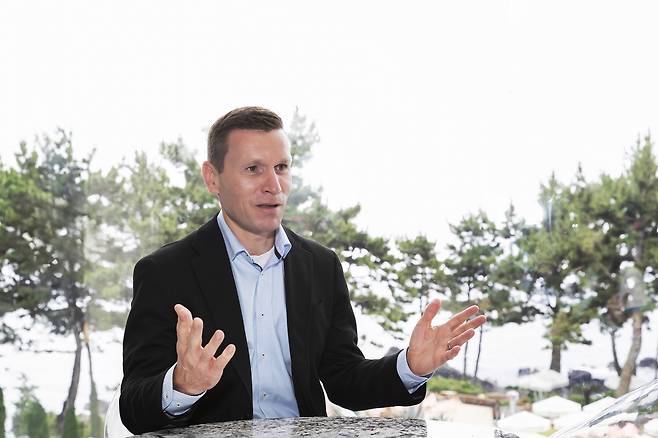 마티아스 바이틀 메르세데스-벤츠 코리아 사장이 지난 23일 제주 제주시 엠버 퓨어힐 호텔에서 열린 취재진과 라운드테이블에서 질문에 답하고 있다.  [메르세데스-벤츠 코리아 제공]