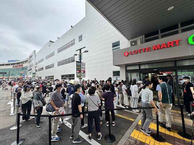 26일 문을 연 롯데마트 구리점 매장 앞. 문 열기 전부터 1000명의 손님이 몰렸다. [롯데마트 제공]