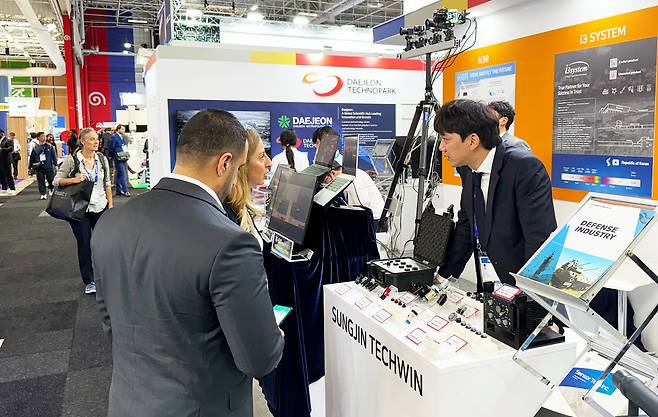 파리 에어쇼 전시회장 내 대전관 전경.