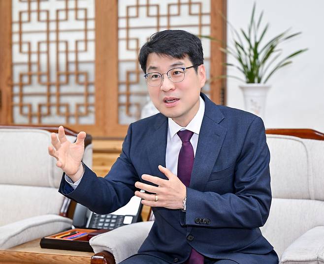 김정기 대구시장 권한대행은 25일 헤럴드경제와의 인터뷰를 통해 “대구미래를 위한 TK신공항 건설, 대구 신청사 건립 등 당면 현안들이 계획대로 추진할 수 있도록 시민들의 모든 지혜와 역량을 모으겠다”고 말했다. [대구시 제공]