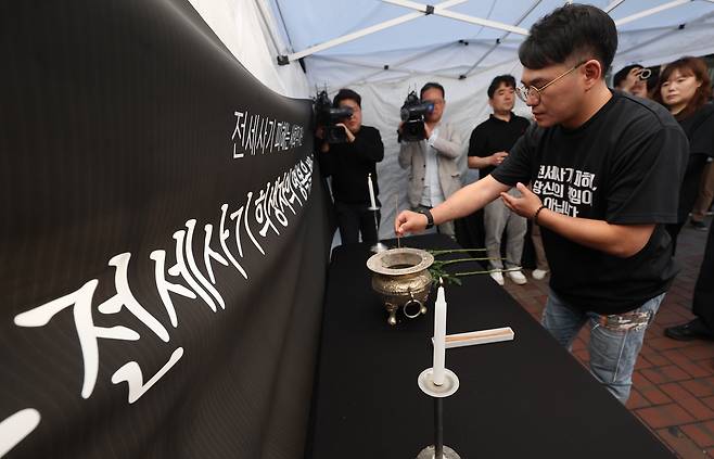 지난 5월 2일 대구 중구 동성로에 설치된 대구 전세사기 희생자 1주기 추모 분향소 모습. <연합>