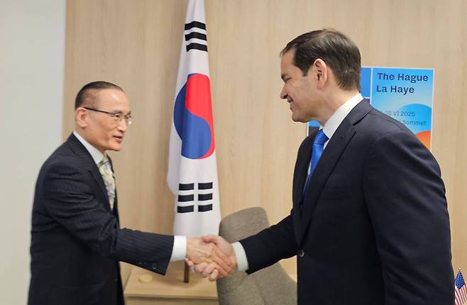 네덜란드 헤이그에서 개최된 NATO 정상회의에 이재명 대통령을 대신해 참석한 위성락 안보실장이 24일(현지시간) 마코 루비오 미 국무장관을 면담했다고 대통령실이 25일 전했다. [대통령실 제공]