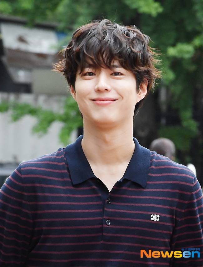 박보검, 대학생일 땐 이런 모습? 뽀글 머리+스트라이프 티가 사랑스러워