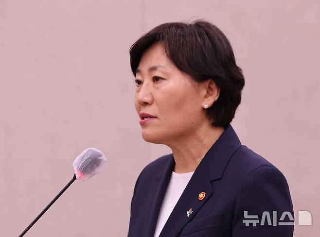 [서울=뉴시스] 김금보 기자 = 송미령 농림축산식품부 장관이 25일 오후 서울 여의도 국회에서 열린 농림축산식품해양수산위원회 전체회의에서 발언을 하고 있다. 2025.06.25. kgb@newsis.com