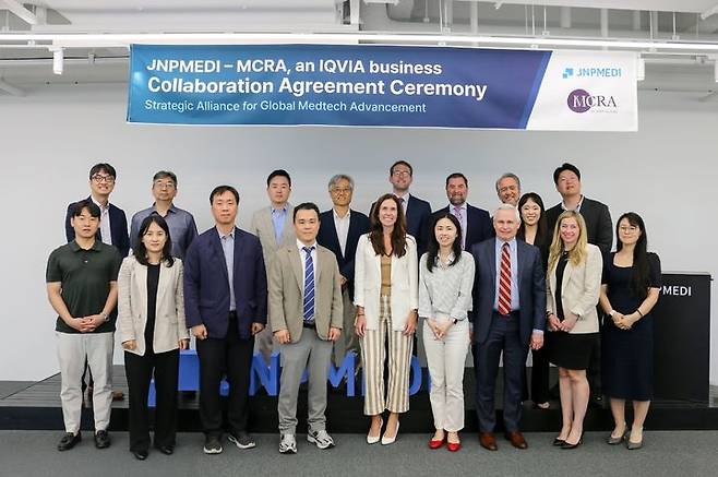 [서울=뉴시스] 제이앤피메디는 이 달 초 인천 송도 본사 메이븐홀에서 미국 의료기기 전문 임상시엄수탁기관(CRO)인 MCRA 및 그 모회사인 글로벌 헬스케어 데이터 기업 IQVIA와 함께 전략 워크숍을 개최했다고 26일 밝혔다. (사진=제이앤피메디 제공) 2025.06.26. photo@newsis.com *재판매 및 DB 금지
