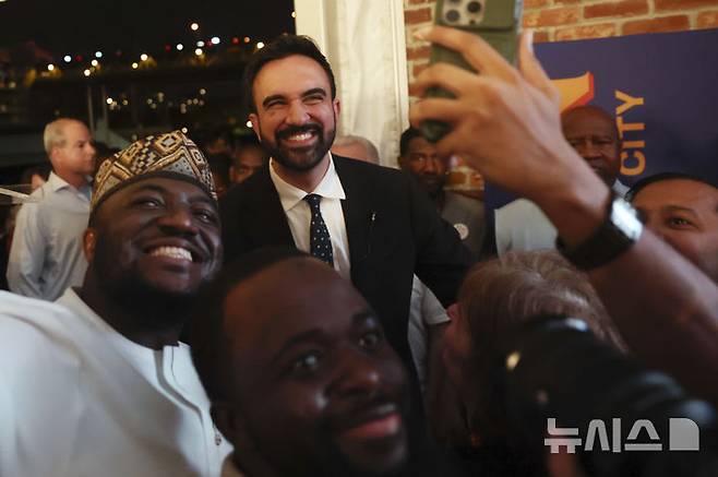 [뉴욕=AP/뉴시스]미 뉴욕시장 민주당 경선에서 승리한 33살의 진보주의자 조란 맘다니가 25일(현지시각) 지지자들과 사진을 찍고 있다. 2025.6.26.