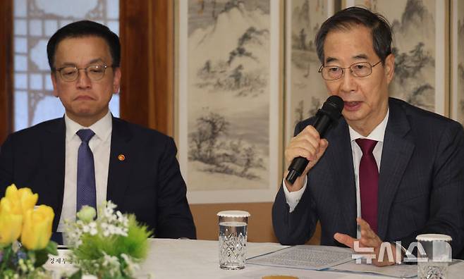 [서울=뉴시스] 조수정 기자 = 한덕수 대통령 권한대행 국무총리가 14일 서울 공관에서 열린 경제안보전략 TF 회의를 주재하고 있다. 왼쪽은 최상목 경제부총리 겸 기획재정부 장관. (대통령실통신사진기자단) 2025.04.14. chocrystal@newsis.com