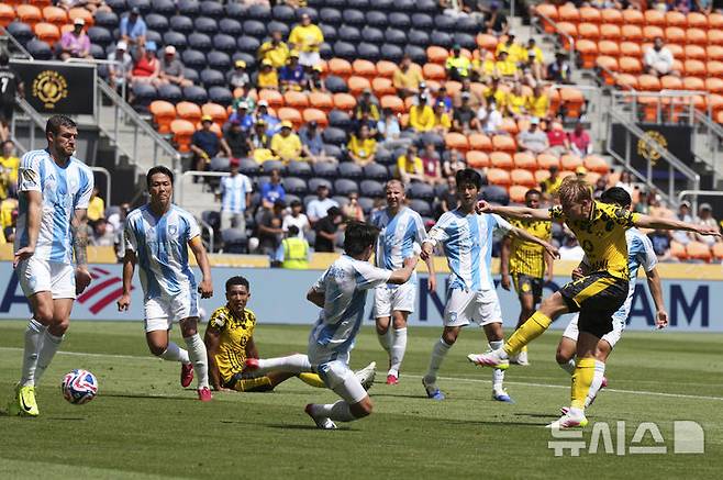 [신시내티=AP/뉴시스] 보루시아 도르트문트(독일)의 다니엘 스벤손(오른쪽)이 25일(현지 시간) 미 오하이오주 신시내티 TQL 스타디움에서 열린 2025 국제축구연맹(FIFA) 클럽 월드컵 조별리그 F조 3차전 울산 HD와 경기 전반 35분 선제골을 넣고 있다. 울산 HD가 0-1로 패해 3패를 기록하며 승점을 올리지 못하고 대회를 마무리했다. 2025.06.26.