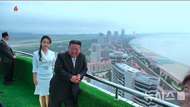 [서울=뉴시스] 김정은 북한 국무위원장이 지난 24일 아내 리설주, 딸 주애와 함께 원산갈마해안관광지구 준공식에 참석했다고 조선중앙TV가 26일 보도했다. 리 여사가 공개 석상에 모습을 드러낸 것을 1년 6개월 만이다. (사진=조선중앙TV 캡쳐) 2025.06.26. photo@newsis.com