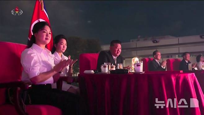 [서울=뉴시스] 김정은 북한 국무위원장이 지난 24일 아내 리설주, 딸 주애와 함께 원산갈마해안관광지구 준공식에 참석했다고 조선중앙TV가 26일 보도했다. 리 여사가 공개 석상에 모습을 드러낸 것을 1년 6개월 만이다. (사진=조선중앙TV 캡쳐) 2025.06.26. photo@newsis.com