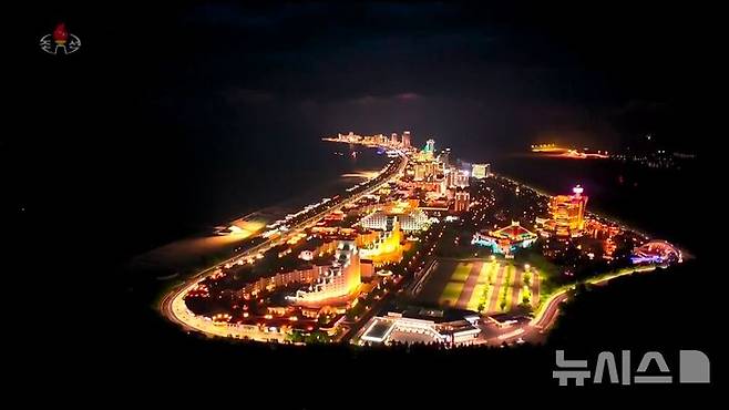 [서울=뉴시스] 북한의 대형 해변 리조트 단지인 원산갈마해안관광지구가 준공됐다. 조선중앙TV는 김정은 북한 국무위원장과 아내 리설주, 딸 주애가 참석한 가운데 지난 24일  준공식이 진행됐다고 26일 보도했다. 사진은 원산갈마해안관광지구. (사진=조선중앙TV 캡쳐) 2025.06.26. photo@newsis.com