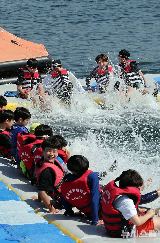 [부산=뉴시스] 하경민 기자 = '2025년 초등학생 바다생존수영 교육과정'이 열린 26일 부산 영도구 한국해양대학교 해상교육장에서 초등학생들이 바다 생존 수영법을 배우기에 앞서 물장구를 치고 있다. 한국해양대는 오는 7월18일까지 영도구 내 초등학교 26곳의 6학년 학생 1520명을 대상으로 이 교육과정을 운영한다. 2025.06.26. yulnetphoto@newsis.com